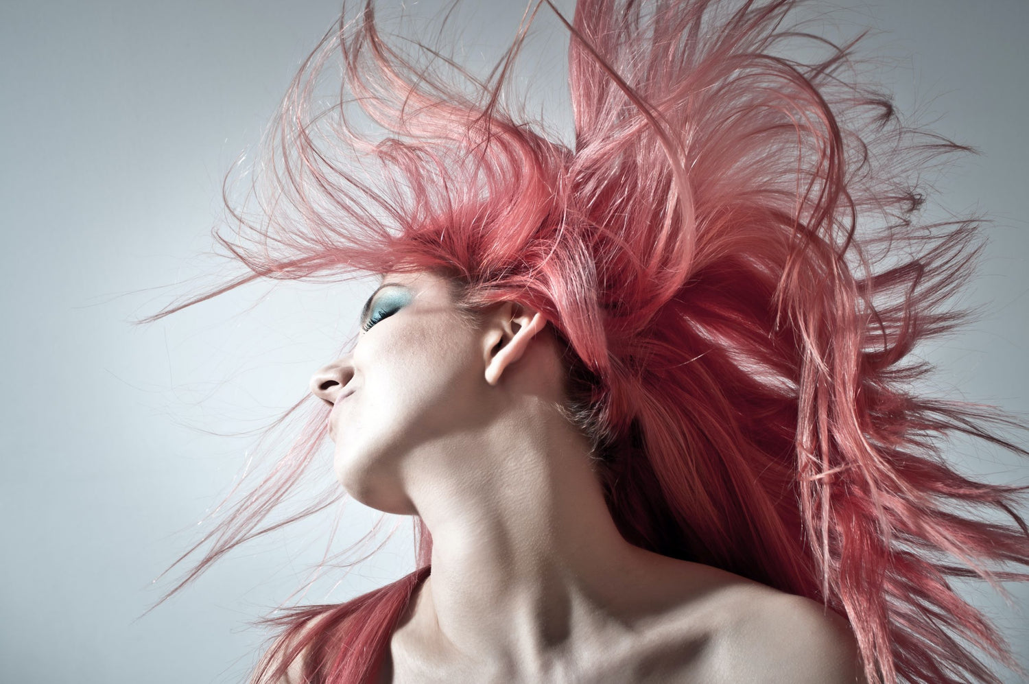 mulher com cabelo tingido de rosa