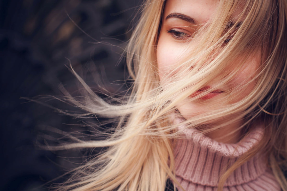 mulher com cabelo no inverno